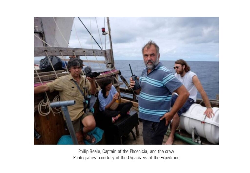 El Capitán Philip Beale y su tripulación navegando en el mar a bordo del barco fenicio de la expedición. / Captain Philip Beale and his crew sailing at sea aboard the Phoenician expedition ship.