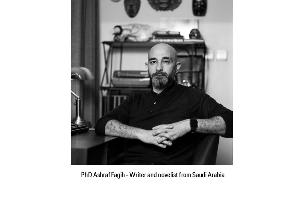 Retrato en plano medio del escritor de ciencia ficción Ashraf Fagih sentado en una oficina. / Medium shot portrait of Saudi sci-fi writer Ashraf Fagih seated in an office.