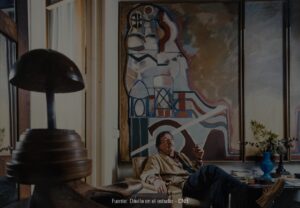 Foto del artista Miguel Dávila en su estudio
