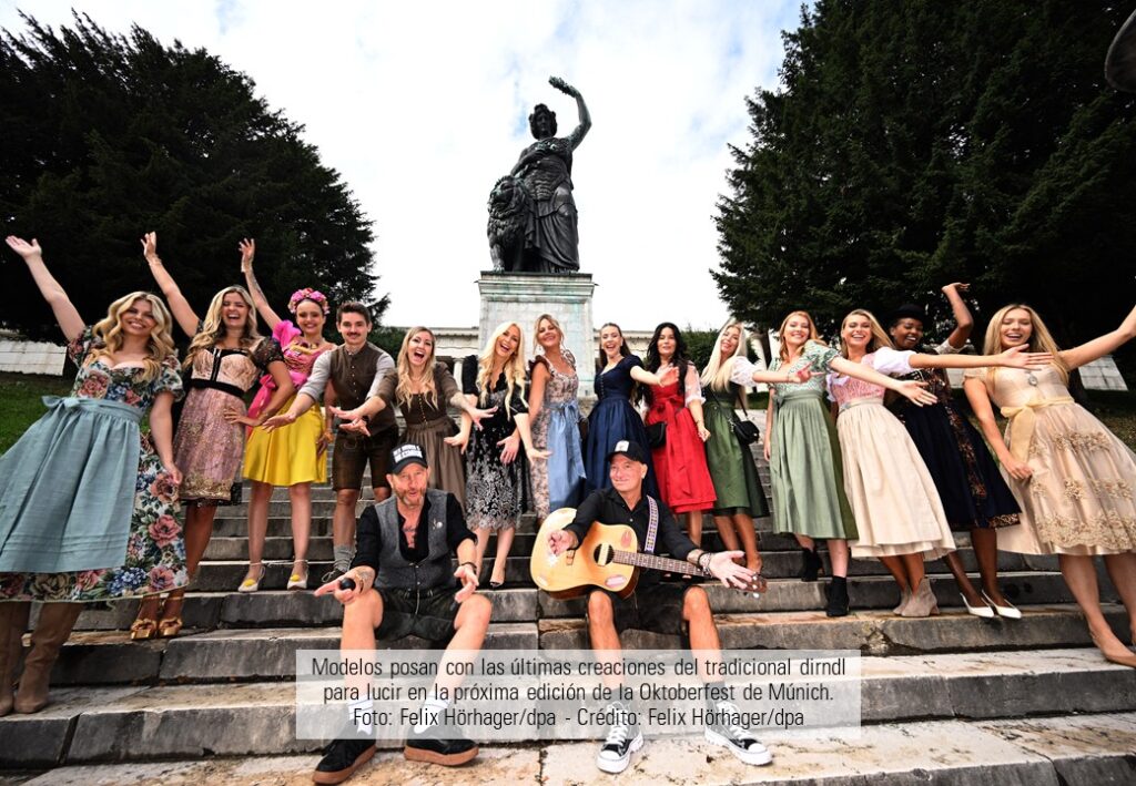 Foto con las participantes en trajes tìpicos alemanes para la Oktoberfest