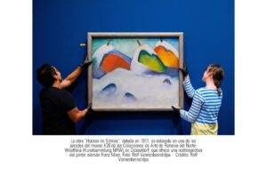Imagen en fondo azul con una pintura, "Hocken im Schnee", datada en 1911, es colocada en una de las paredes del museo K20 de las Colecciones de Arte de Renania del Norte-Westfalia (Kunstsammlung NRW), en Düsseldorf, que ofrece una restrospectiva del pintor alemán Franz Marc.
