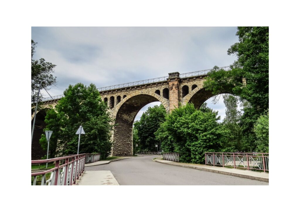 El Viaducto de Stadtilm en Turingia. Un puente de piedra con grandes arcos que funciona como metáfora de la identidad de la actriz alemana, suspendida entre el arraigo local y la conexión continental europea.
