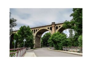 El Viaducto de Stadtilm en Turingia. Un puente de piedra con grandes arcos que funciona como metáfora de la identidad de la actriz alemana, suspendida entre el arraigo local y la conexión continental europea.